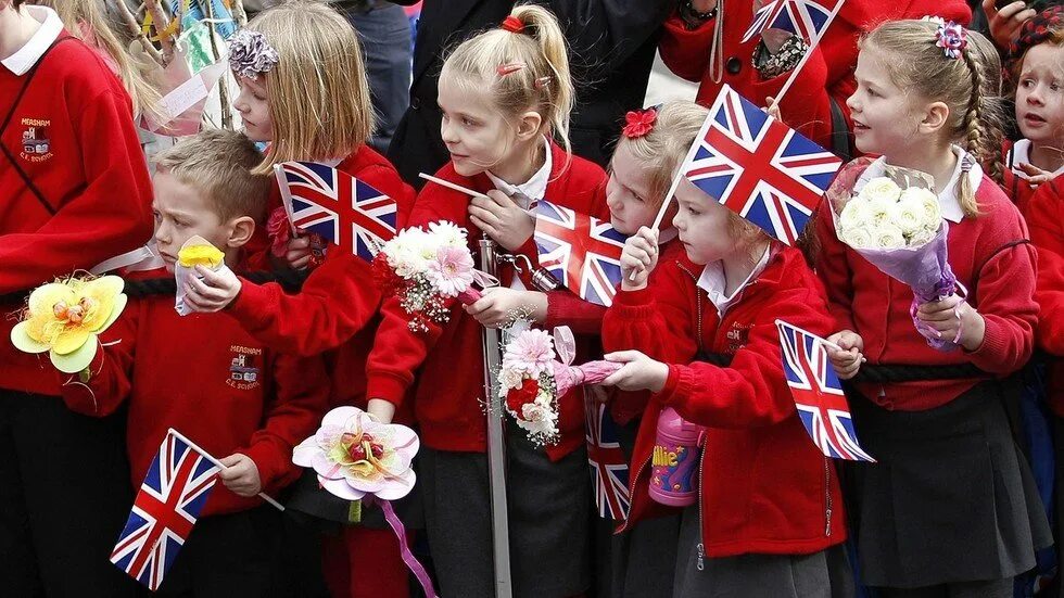 Праймари скул в англии. In the uk children. Ученики в британии. Праймари скул в англии. Дети британии.