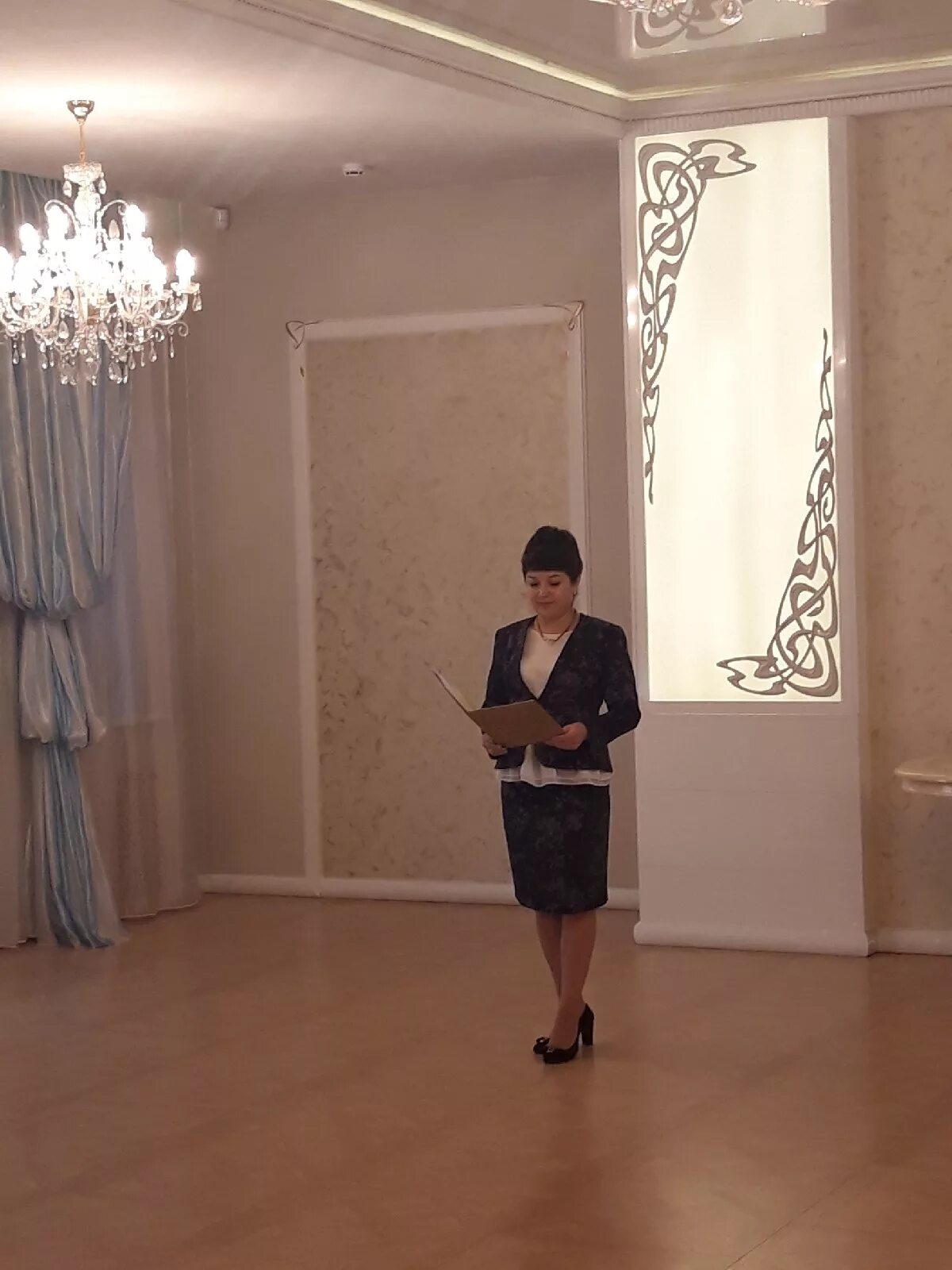 Загс железнодорожного округа. Загс томск розы люксембург. Зал торжеств загс шахты. Загс мурманск фото. Торжественный зал, мещанский отдел загс управления загс москвы.