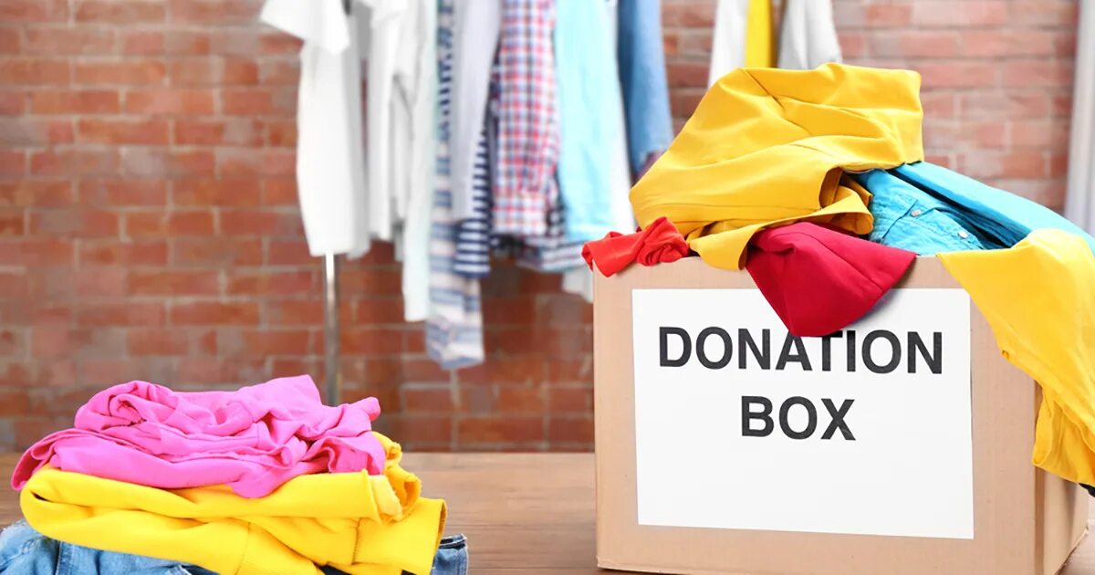 Доната одежда. Box with clothes. Donation Box. Яркое одежда ящике 2-й. Pulp Box with clothes.