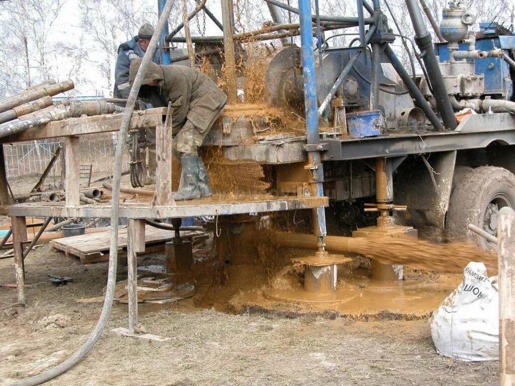 Технология безамбарного бурения скважин. Бурение скважин на воду. Бурят скважину. Процесс бурения скважины на воду. Скважина на воду нижегородская область