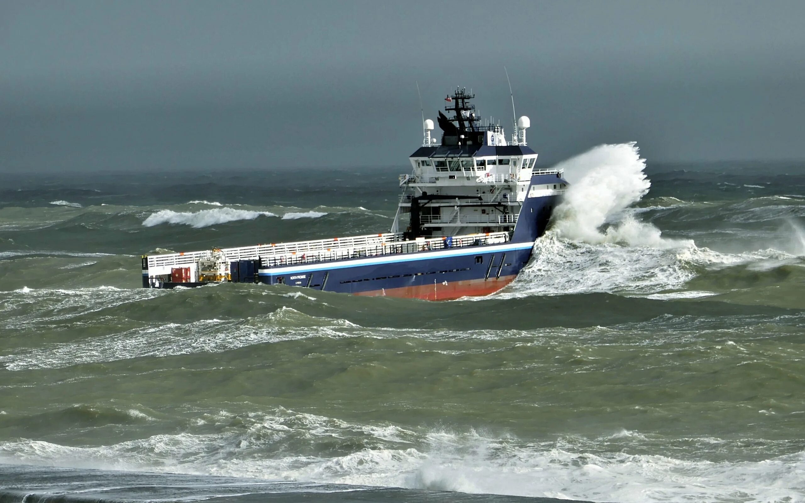 Судно видео. Корабль в шторм. Морское судно. Судно в шторм. Корабль в Штормовом море.