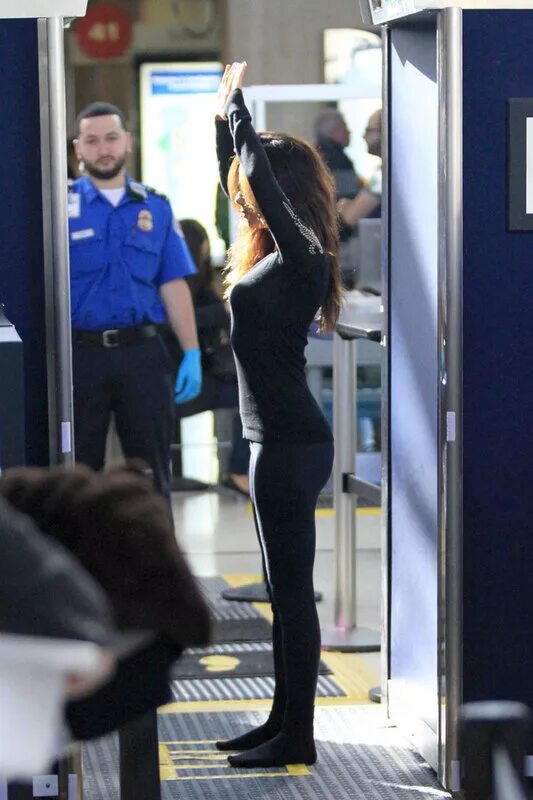 Полный досмотр. Женский досмотр. Досмотр женщин в полиции. Полный досмотр в аэропорту. Досмотр женщин в аэропорту.