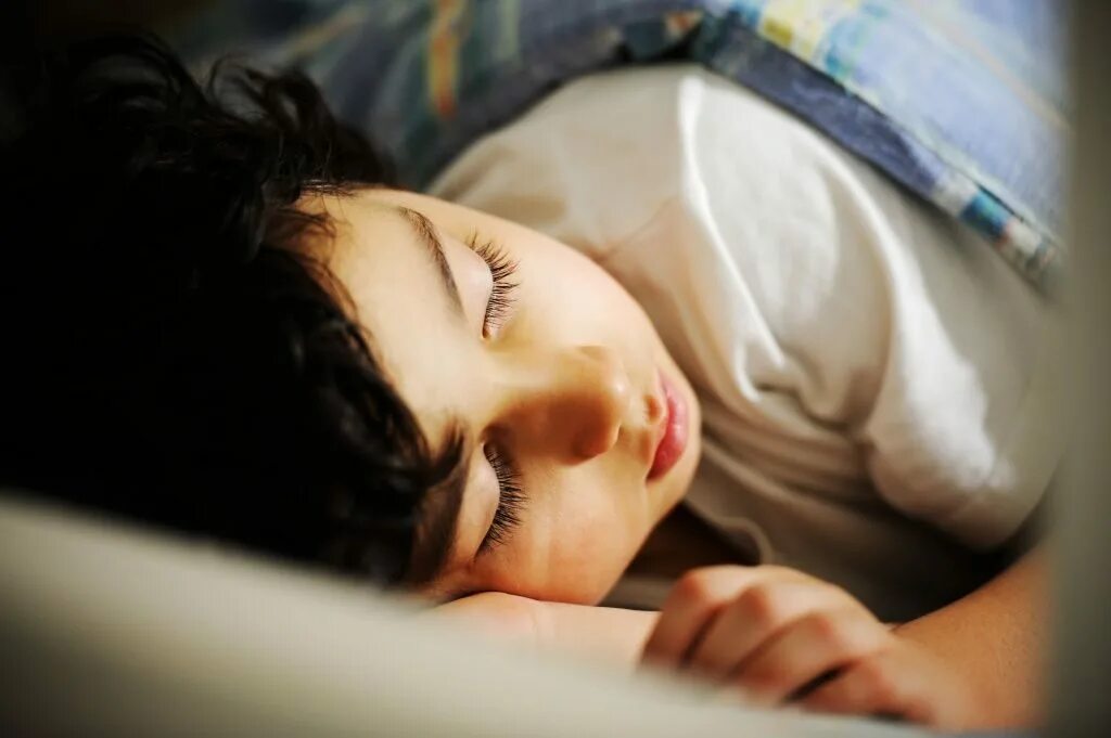 Засыпая сильно потею. Долгое засыпание ребенка. Мама укладывает ребенка спать. Долгий сон Shutterstock.