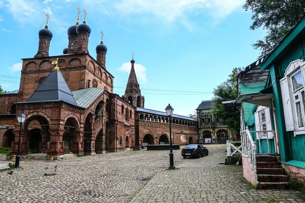 Крутицкое подворье в Москве. Крутицкий монастырь в Москве. Крутицкое подворье Петропавловская Церковь.