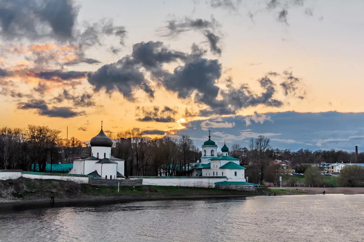 Река великая монастырь. Спасо-преображенский мирожский монастырь. мирожский монастырь псков. спасо преображенский мирожский завеличский монастырь. спа́со-преображе́нский миро́жский за́величский монасты́рь.