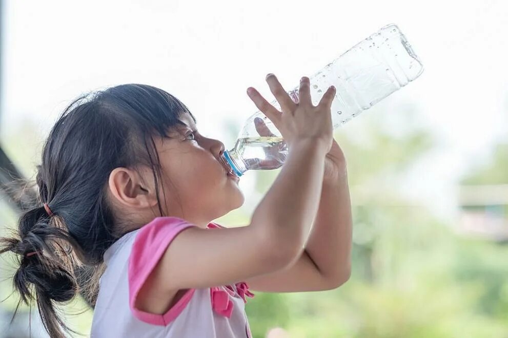 Мама много пьет. Девочка пьет воду. Ребенок пьет воду. Сильная жажда у детей. Малыш пьет воду из бутылки.