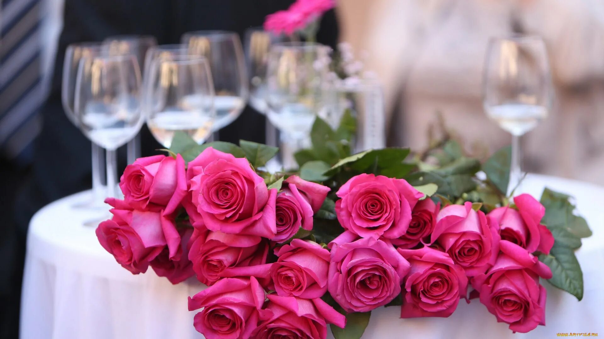 Цветы на праздничном столе. Букет цветов на столе. Букеты цветов шикарные на столе. Букет роз на столе.