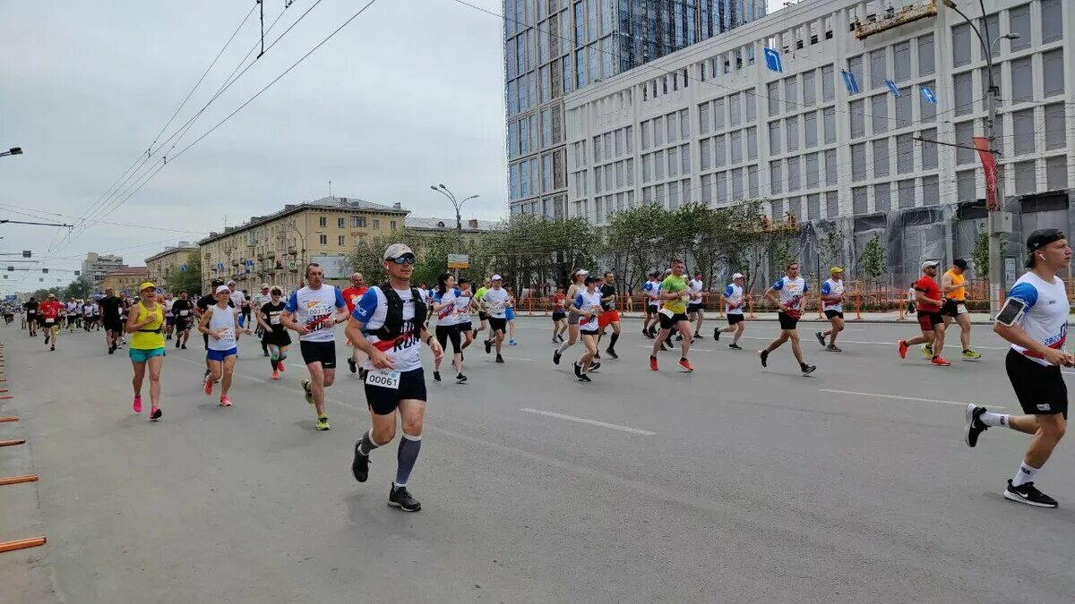 Забег рф самара 2024. Полумарафон Новосибирск 2022. Забег РФ 2022 Новосибирск. Полумарафон Новосибирск 2022 ранвич. Полумарафон Новосибирск 2022 август.