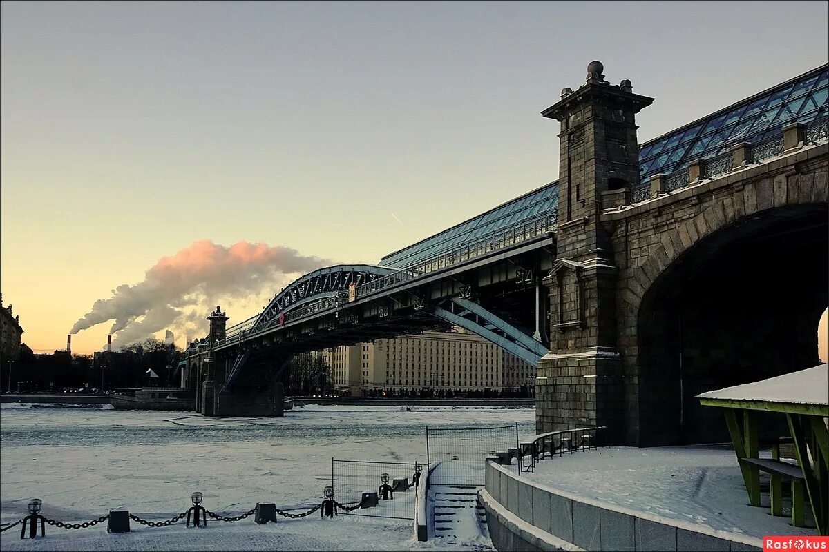 Пешеходные мосты в москве. Пушкинский (Андреевский) мост. Андреевский мост в Москве. Фрунзенская набережная Пушкинский мост. Андреевский пешеходный мост.