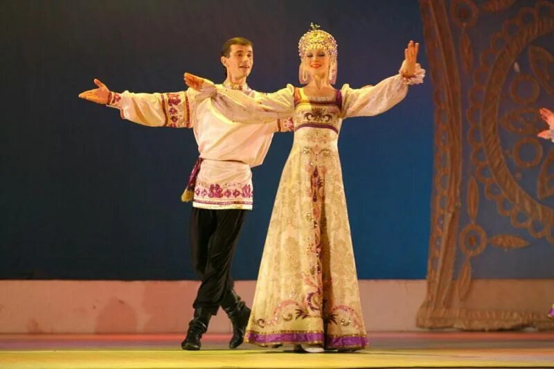 Народные костюмы для танцев. Народный танец пара. Народный танец пара. Русский народный танец кадриль. Народный танец пара.