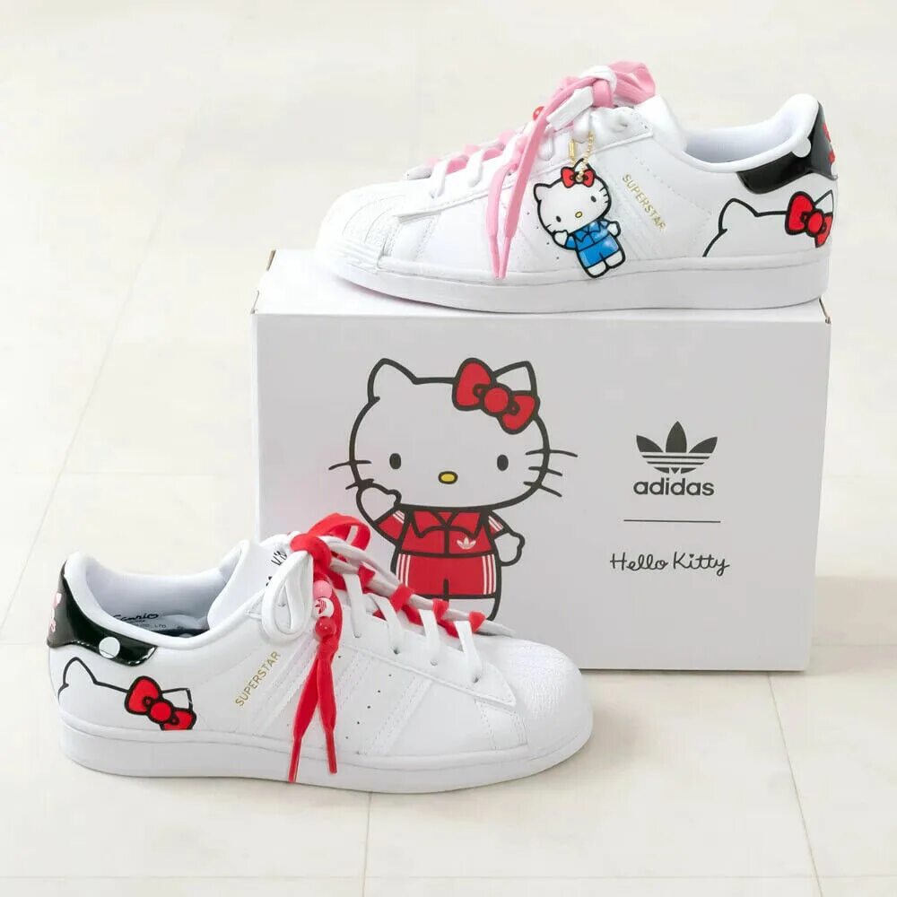 Adidas hello. Адидас Хеллоу Китти. Adidas hello Kitty кроссовки. Кроссовки Хелло Китти коллаборация. Адидас кроссовки Хелло Китти.