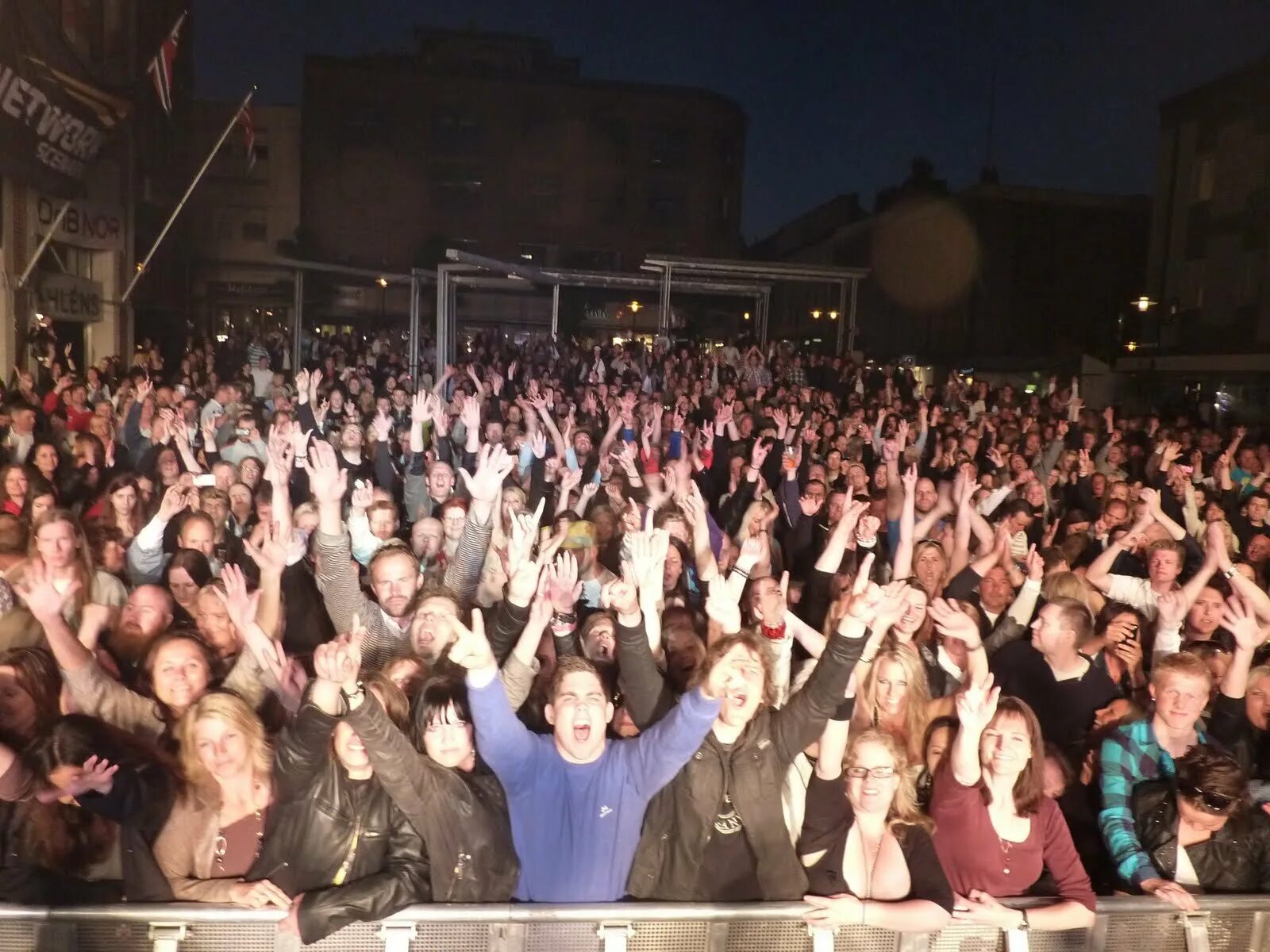 Немногочисленная праздная публика. Зрители в зале. Немногочисленная праздная публика. Люди на концерте. Сцена концерт.