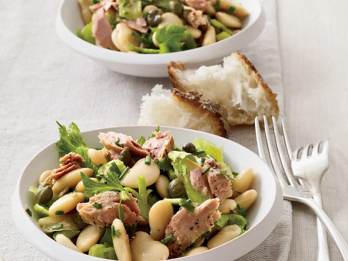 Салат с тунцом и фасолью красной. Салат с тунцом. Салат с тунцом и фасолью. Рецепт салата с тунцом фасолью и яблоком. Салат фоджа академия с фасолью.