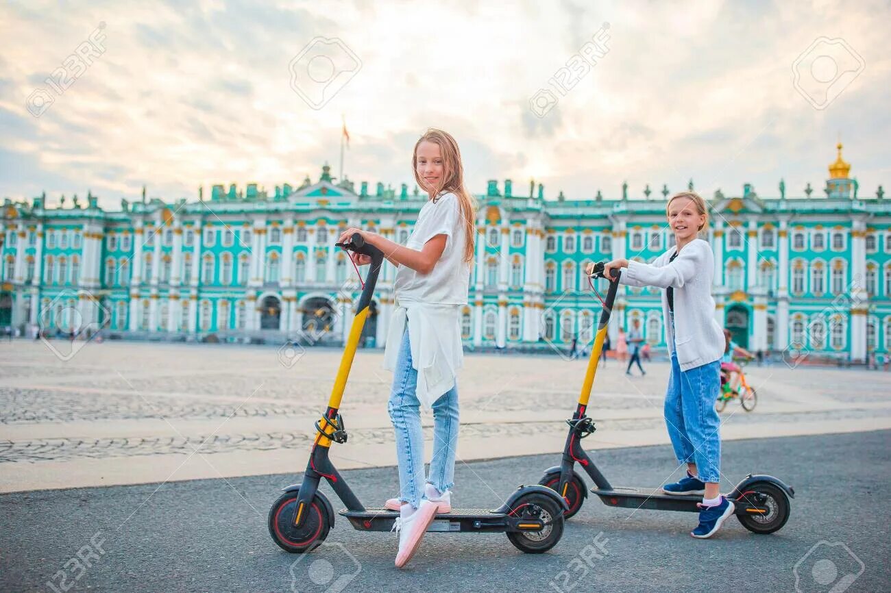 Электросамокаты СПБ. Электросамокат напрокат. Дети на прогулке в СПБ. Самокаты весной в Питере. Телефон самоката спб