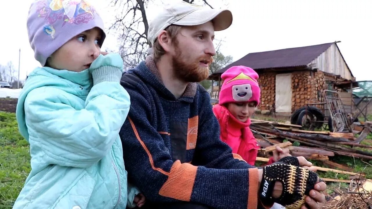 Деревенские каналы видео. Жизнь в деревне блогеры. Канал жизнь в деревне. Вася и Маша из города в деревню.