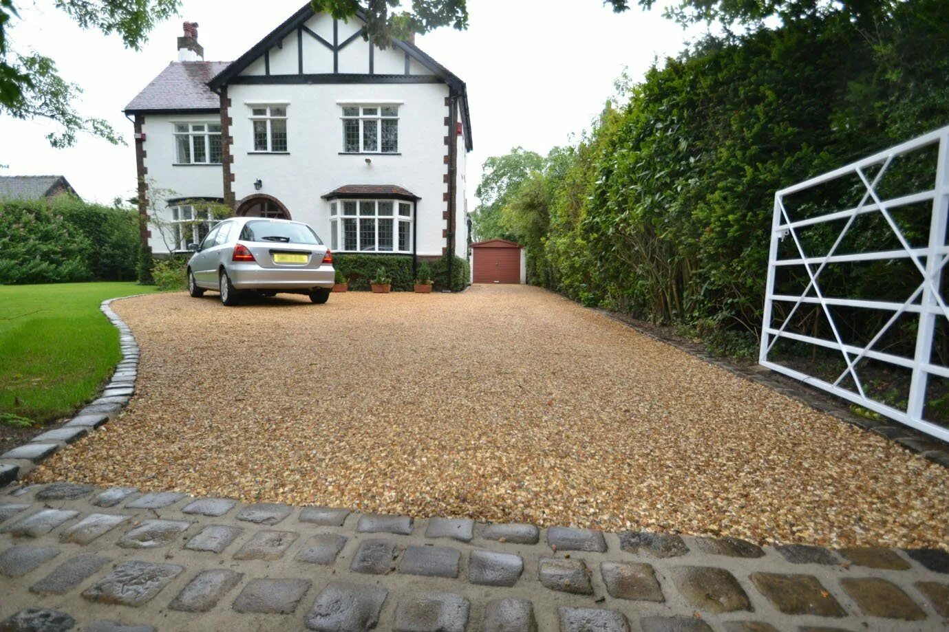 Подросток дороги к дому. Асфальтовые дорожки на даче. дорожки из щебня. подъездная дорожка к дому. дорожка к гаражу.