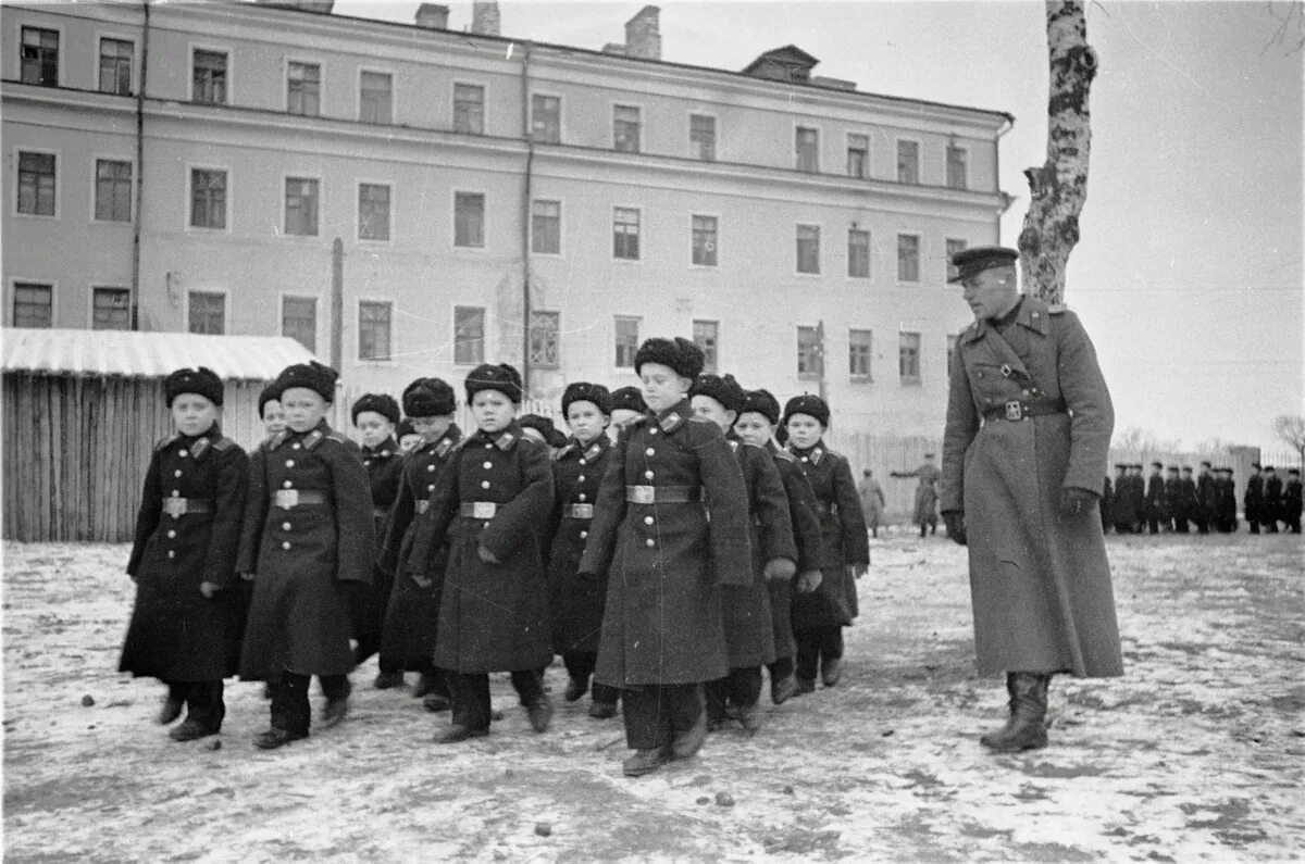 Тверское Калининское Суворовское военное училище. Суворовское училище 1943 год Калинин. Суворовское Калининское училище в Твери. 19 Декабря 1943 Калининское Суворовское училище.