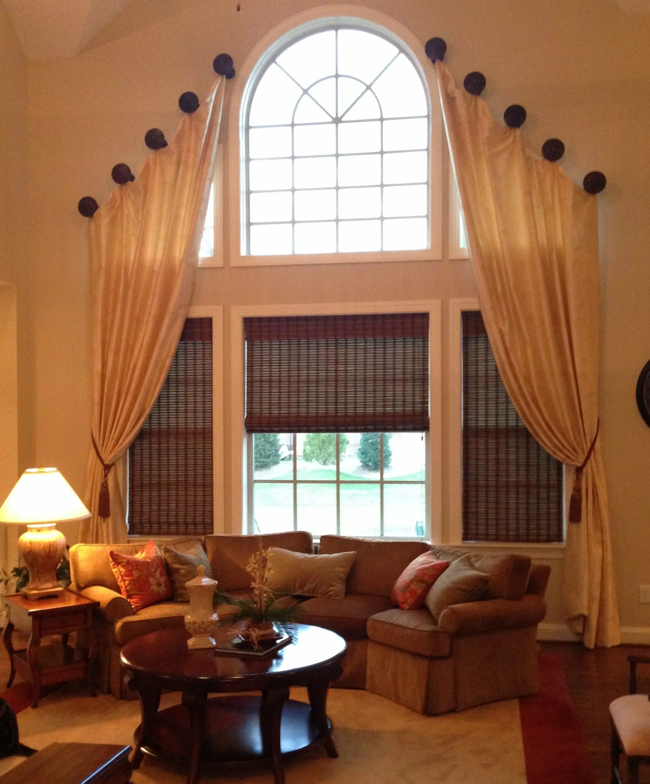 открой шторы 2 свет. гостиная со вторым светом. гостиная со вторым светом и камином. шторы на окна второго света. шторы на окна второго света.