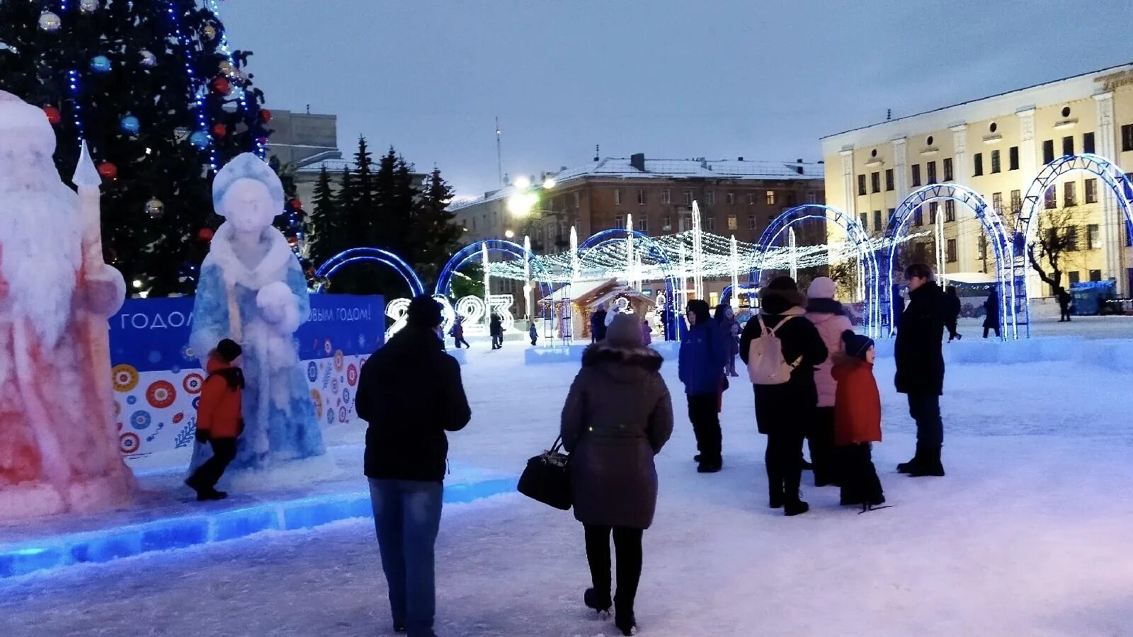 Киров новый год 2023. Киров Театральная площадь сегодня. Театральная площадь Киров новый год 2023. Сквер Кирова сейчас. Сколько сегодня в кирове