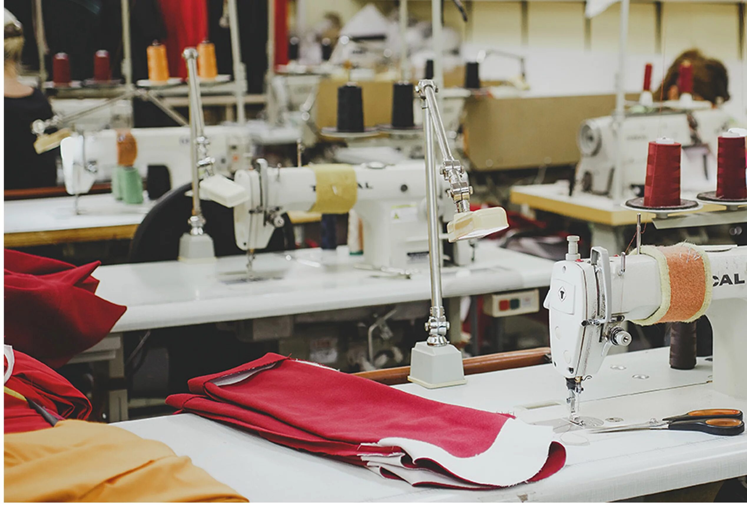 Фабрика по пошиву одежды. Современный швейный цех. Швея надомница прямострочка. Швейная промышленность. Швейная фабрика усмань.