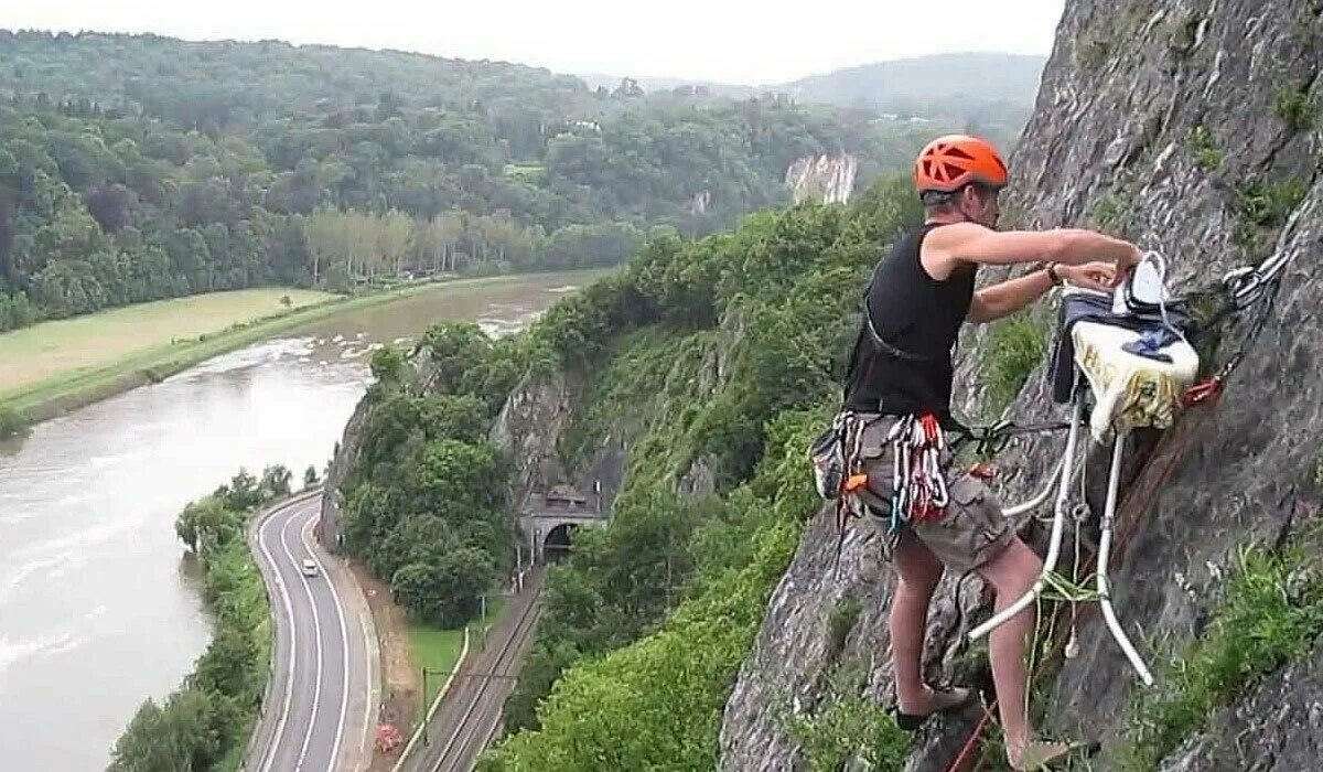 Экстремальные рассказы. Экстремальное глажение (айронинг). Phil Shaw extreme Ironing. Extreme Ironing вид спорта. Необычные увлечения.