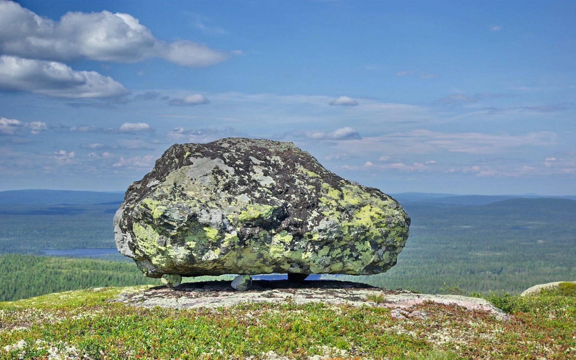 Карелия сейды каменные. Камни в мурманске. Камни в мурманске. Сейд вороний камень мурманск. Вороний камень мурманск.