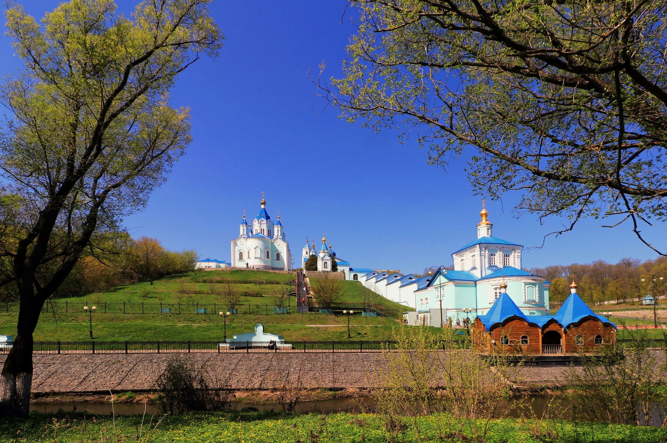 Доброе курская область. Коренная пустынь Курск. Монастырь Коренная пустынь Курская область. Коренная Пустошь Курск. Монастырь в коренной пустыни Курская область.