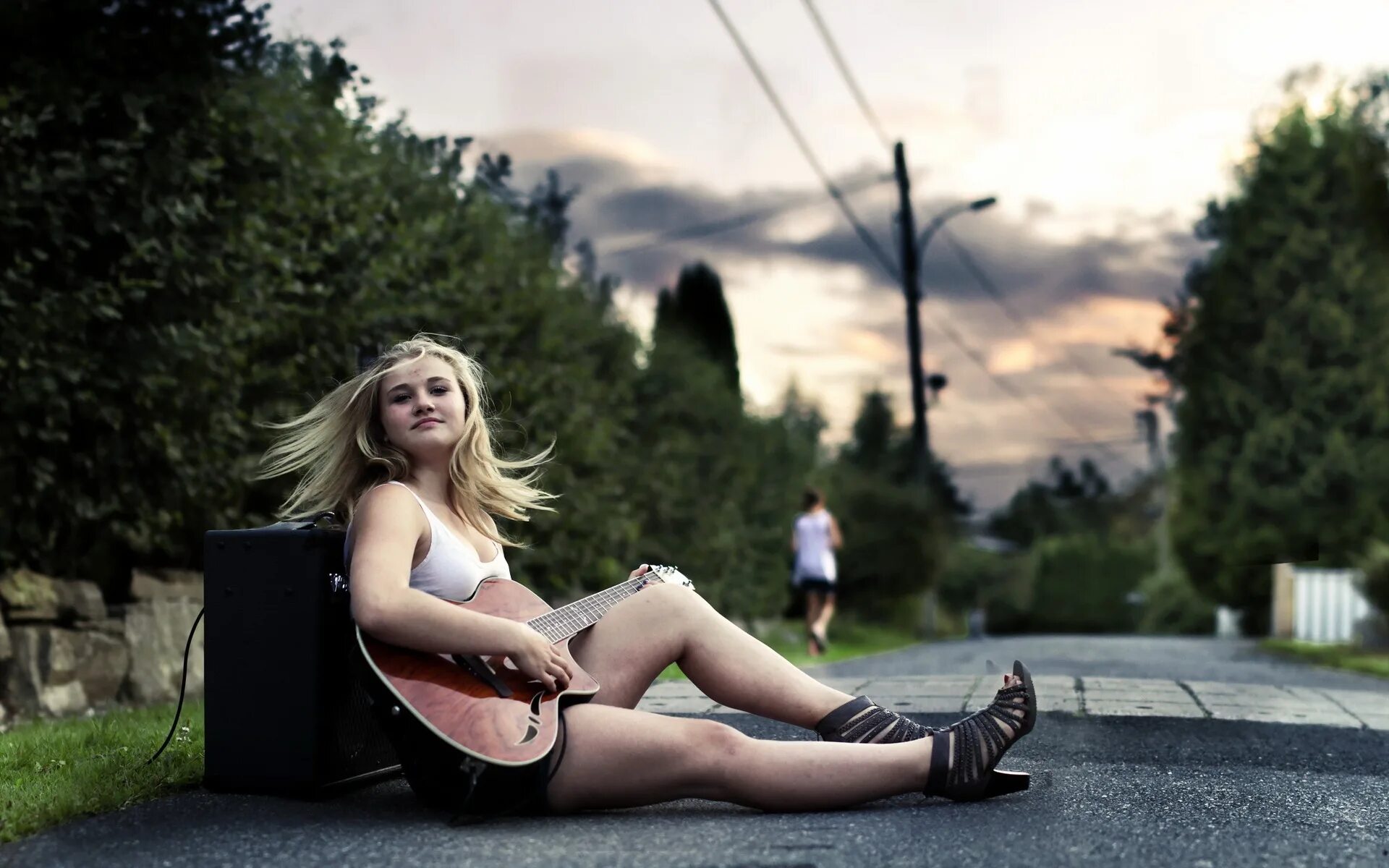 Play side. Девушка с гитарой на дороге. Фотосессия с гитарой девушка на природе. Сидит на асфальте. Блондинка с гитарой.