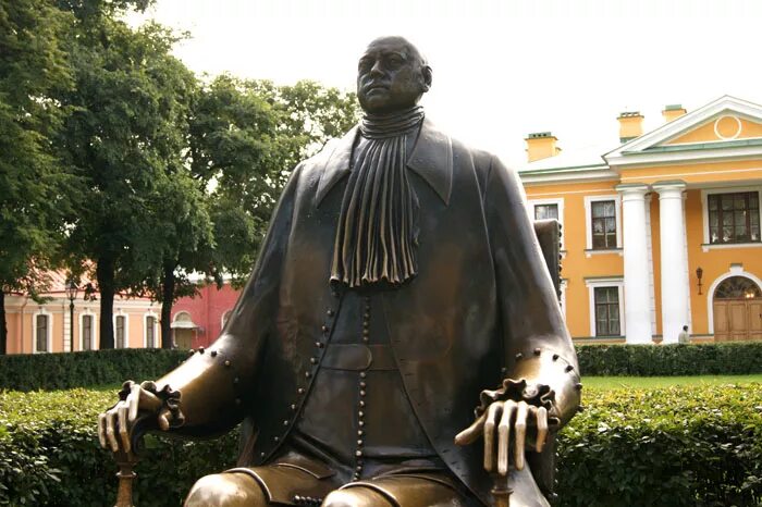 Памятник петру 1 в петропавловской крепости. Маленькая голова петра 1. Бюст петра растрелли. Маленькая голова петра 1. Памятник петру 1 в петропавловской крепости.