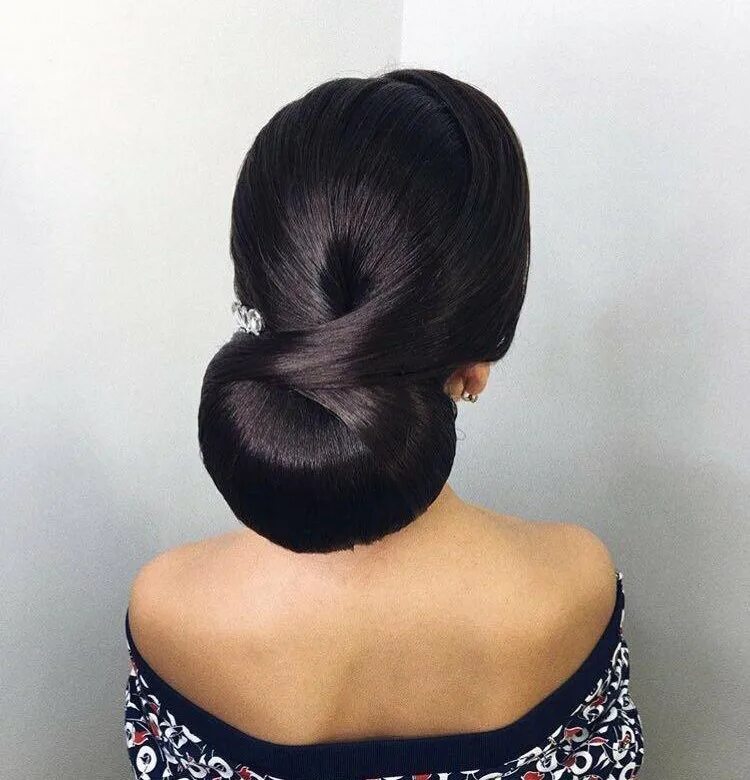 намотал резиновый пучок. прическа гулька на затылке. заколка для волос. намотал резиновый пучок. заколка для гульки на волосы.