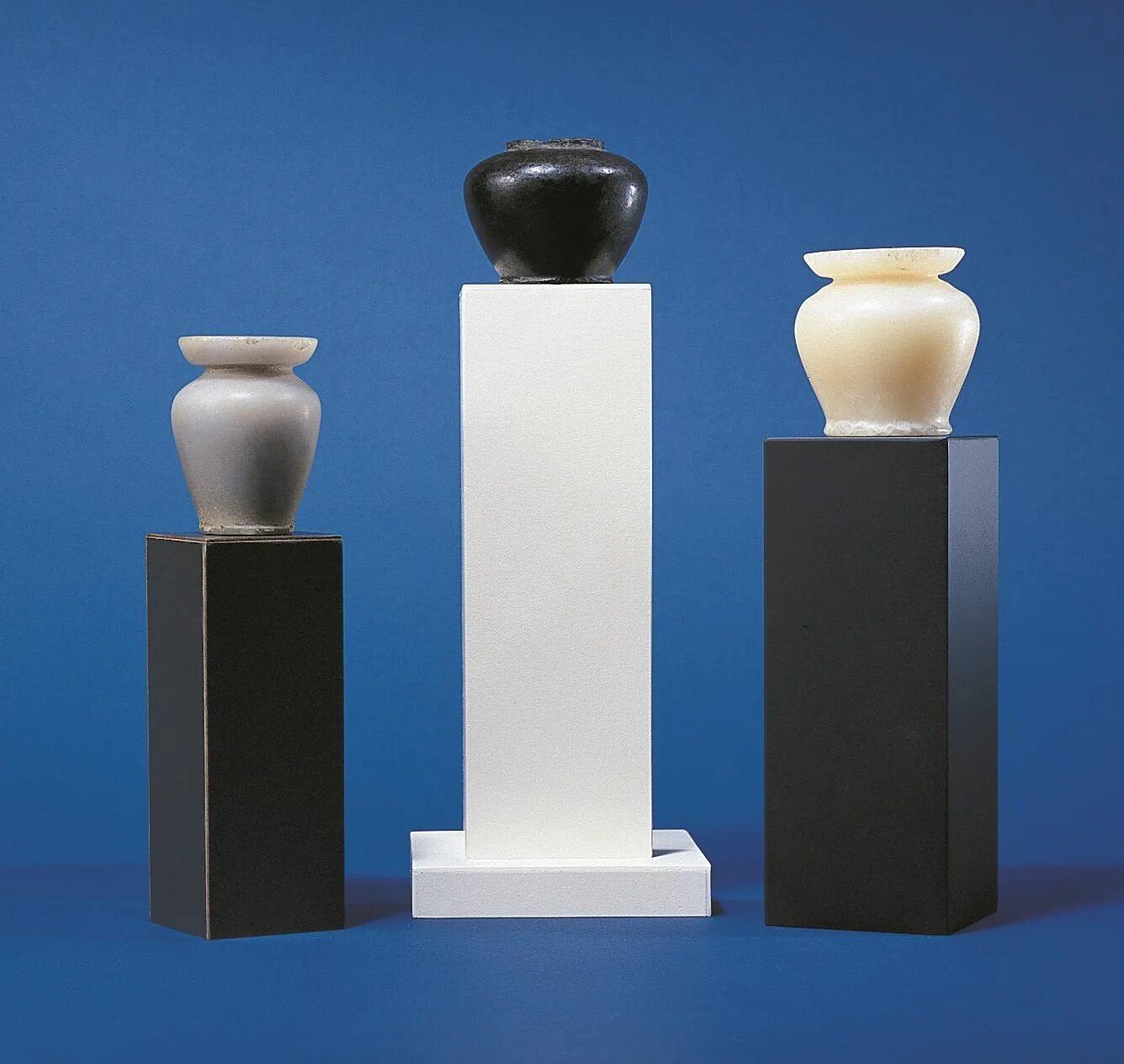 постамент trade decor. постамент из полиуретана. уличный вазон пьедестал. п пьедестал. садовая ваза на постаменте.