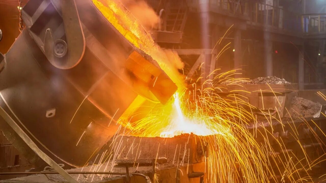 Металлургический завод выплавка. Переплавка металла. Литье металлов. Сталь ковш в металлургии. Литье металла ммк.