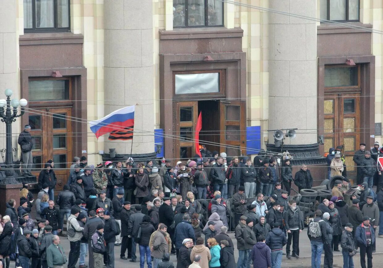 23 апреля 2014. Штурм Харьковского ОГА В апреле 2014. Захват здания ОГА В Харькове. Харьковская ОГА 2014 год.