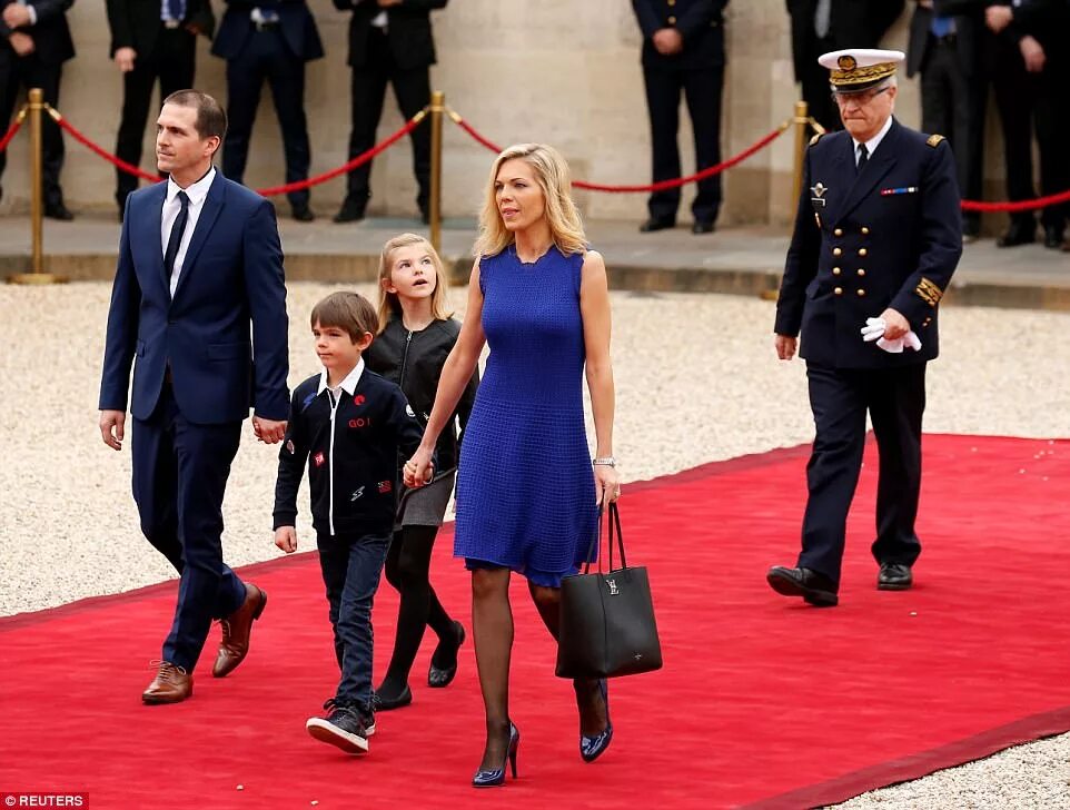 Дети макрона президента франции. Семья Макрона президента Франции дети. Эммануэль Макрон инаугурация. Эммануэль Макрон семья.