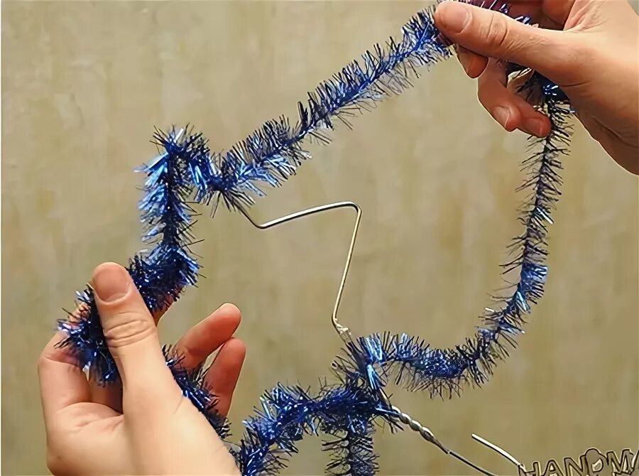 Змея из мишуры и проволоки. Звезда из мишуры на проволоке. фигуры из мишуры на проволоке. поделки из проволочной мишуры. елка из проволоки.