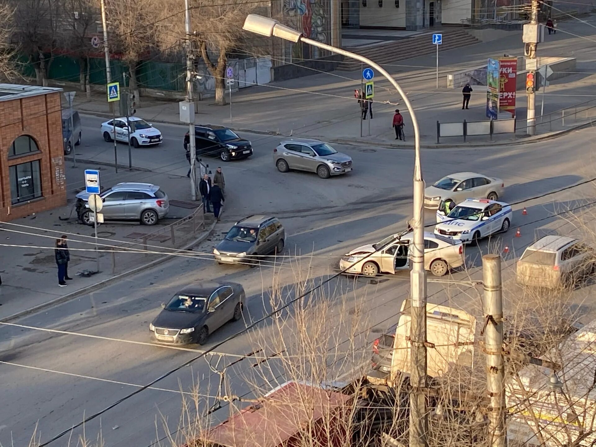 Перекресток Волгоград. Авария в Волгограде в Ворошиловском районе. ДТП В Волгограде вчера в Ворошиловском районе. Сегодняшнее ДТП Кировский район Волгоград.