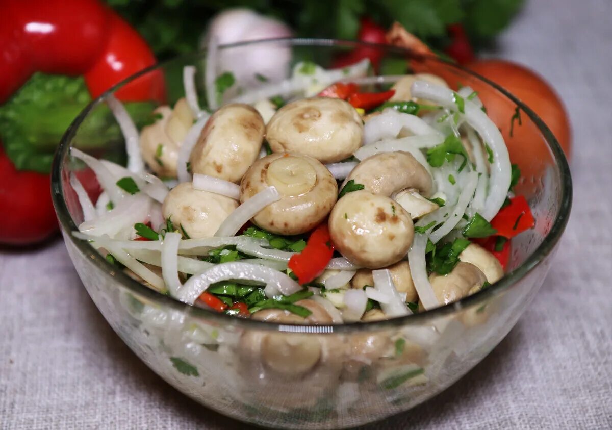 Рецепт маринованных шампиньонов с луком и морковью. Шампиньоны со сладким перцем. Маринованные шампиньоны с болгарским перцем. Маринованные шампиньоны с болгарским перцем. Шампиньоны маринованные с болгарским перцем.