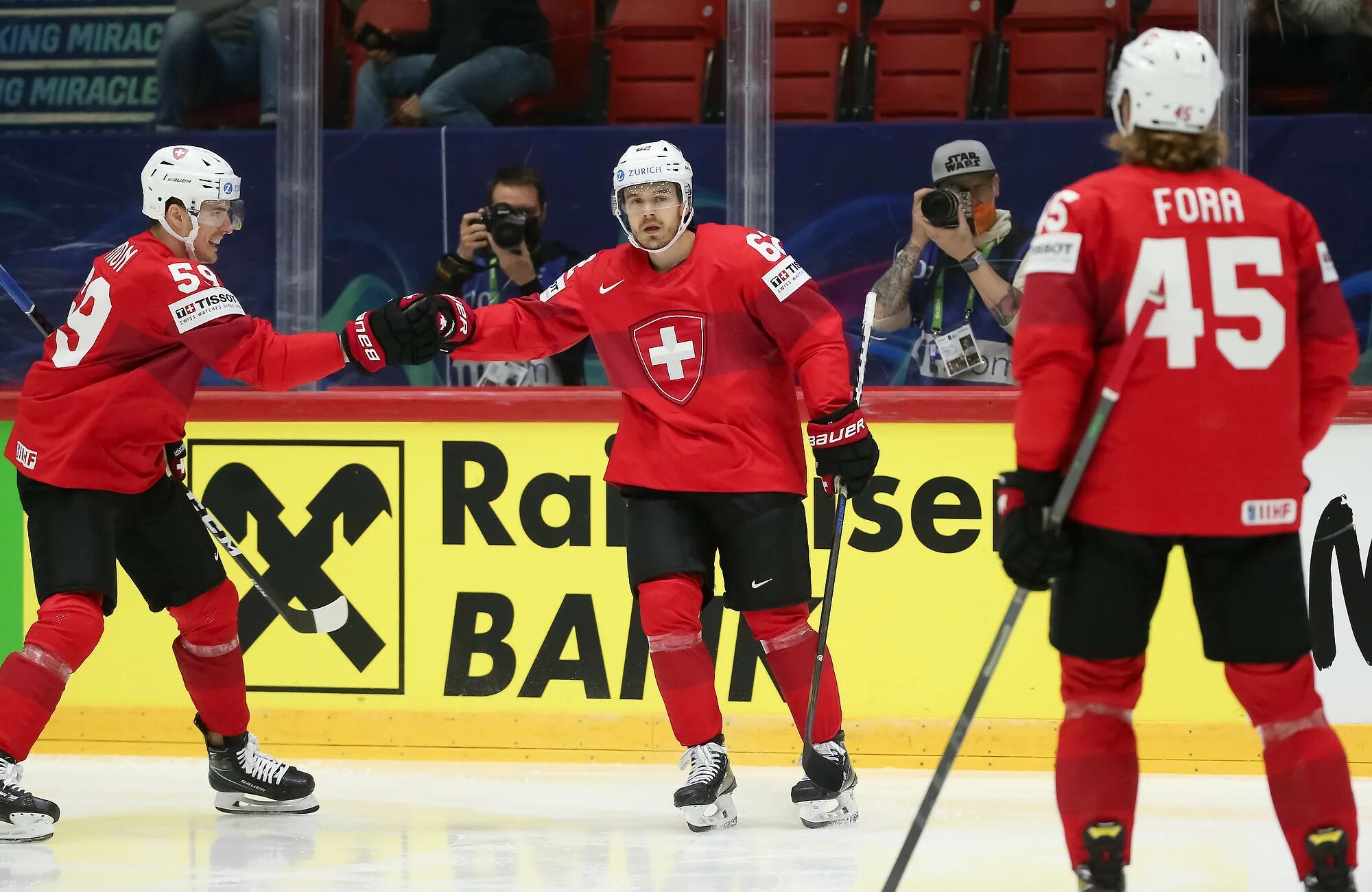 Флаг гренландии и дании. Чм по хоккею 2023 сборная словении. Дании швейцарии. Дании швейцарии. Сборная дании по хоккею.