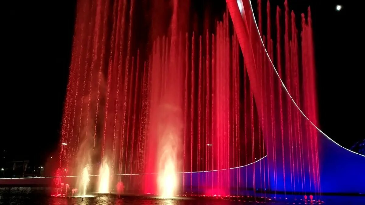Светомузыкальный фонтан в Адлере. Имеретинский курорт Поющие фонтаны. Шоу фонтанов Сочи. Фонтан в Адлере Олимпийский. Поющие фонтаны в адлере сочи парк расписание