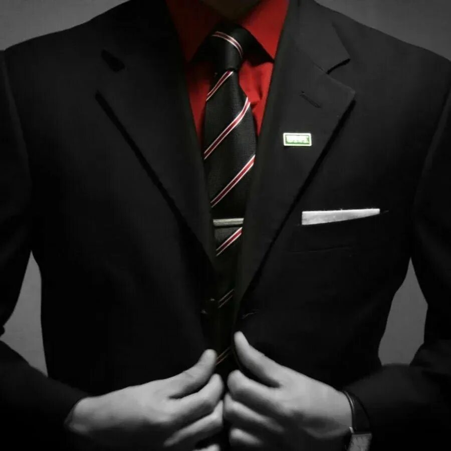 Солидный мужчина. Поправляет галстук. Рука поправляет галстук. Аватарки для уверенных. Мужские авы.