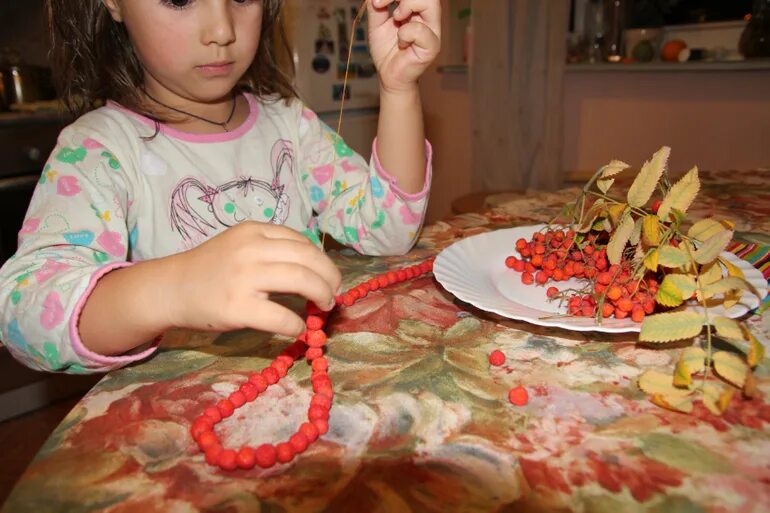 Бусы для развития мелкой моторики. Интересные игрушки для детей. Бусы для детей. Бусы для девочек. Девочка делает бусы.