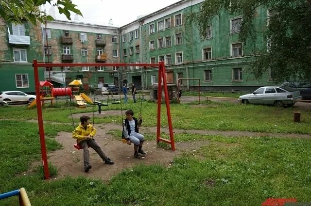 Пацаны во дворе. Детские площадки 2000х годов. Реальное дворовые. Советское детство игры во дворе. Площадка во дворе.