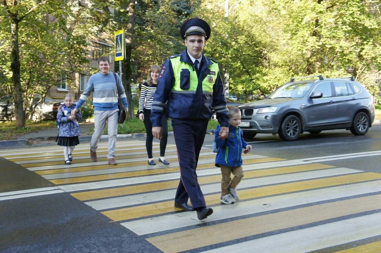 Движение по пешеходному переходу штраф. ДПС Волгодонск сотрудники. Безопасность дорожного движения. Безопасность дорожного двидени. Безопасность на дороге.