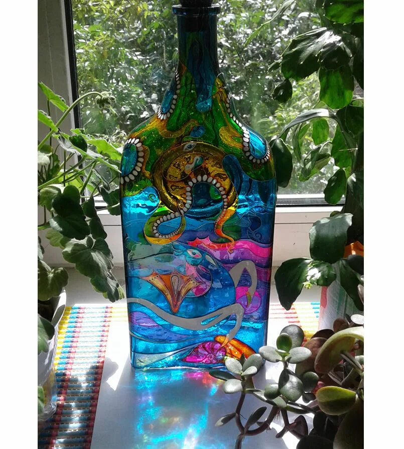 Бутылки витражными красками. Бутылки витражными красками