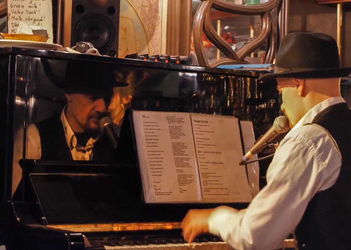 пианист в кинозале 5 букв. пианист тапер 19 века в ресторане. пианист тапер 19 века в ресторане. тапер в немом кино. немое кино пианист.