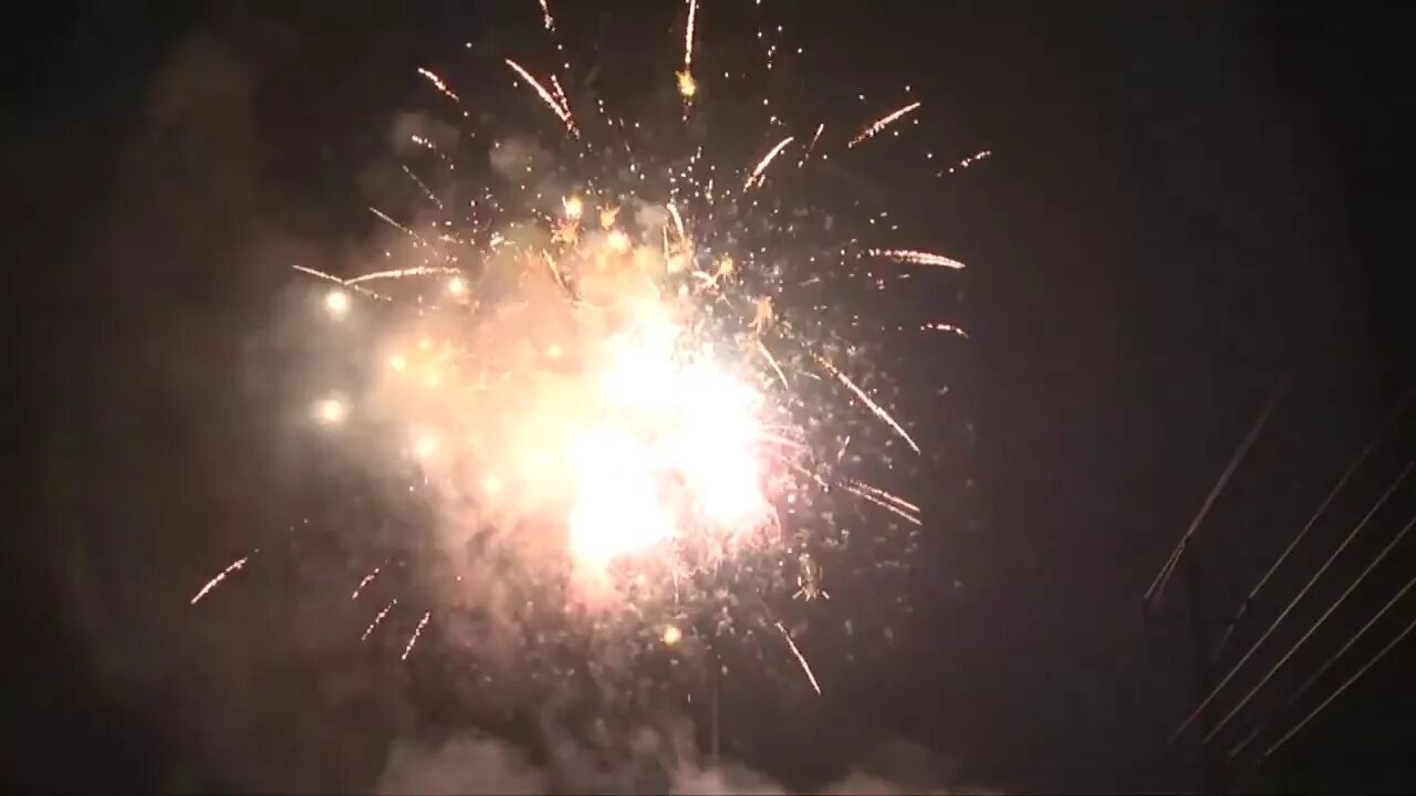 Залп фейерверка видео. Салют 1 залп. салют пятигорск. салют 10000 залпов.