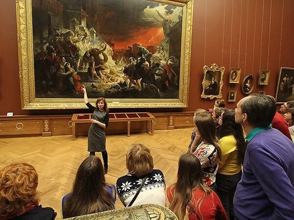 Экскурсовод в музее вакансии. Экскурсовод в музее. экскурсовод в эрмитаже. экскурсоводы третьяковской галереи.