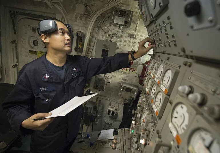 Огарков капитан корабля. Штурман судоводитель. Профессия судоводитель. Ship navigation screen. Управленцы судном 6.