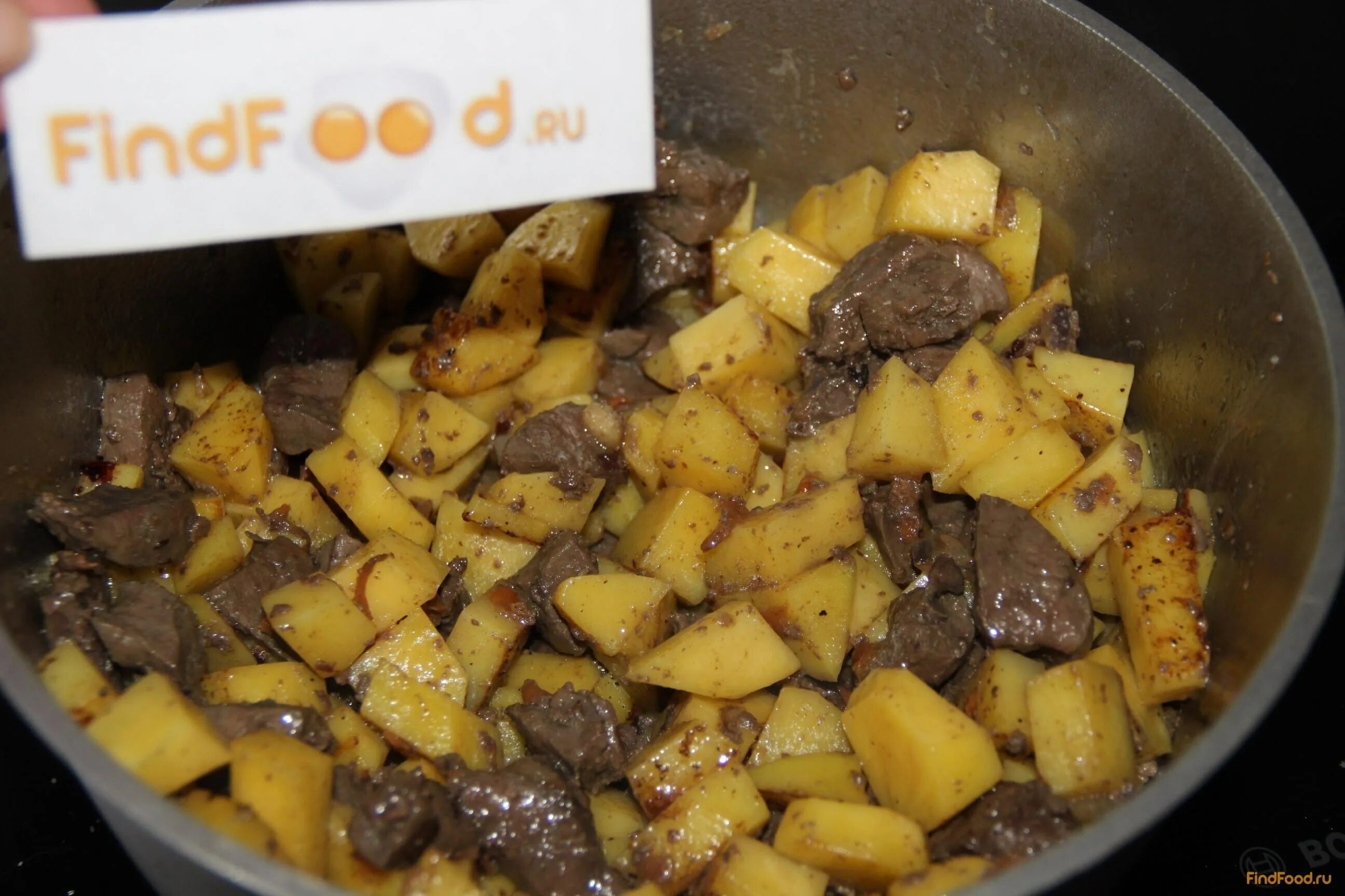 Как приготовить куриную печень с картошкой. Картошка тушеная с куриной печенью. печень тушеная с картошкой. картофель с печенью тушеный. картошка с печенкой тушеная.