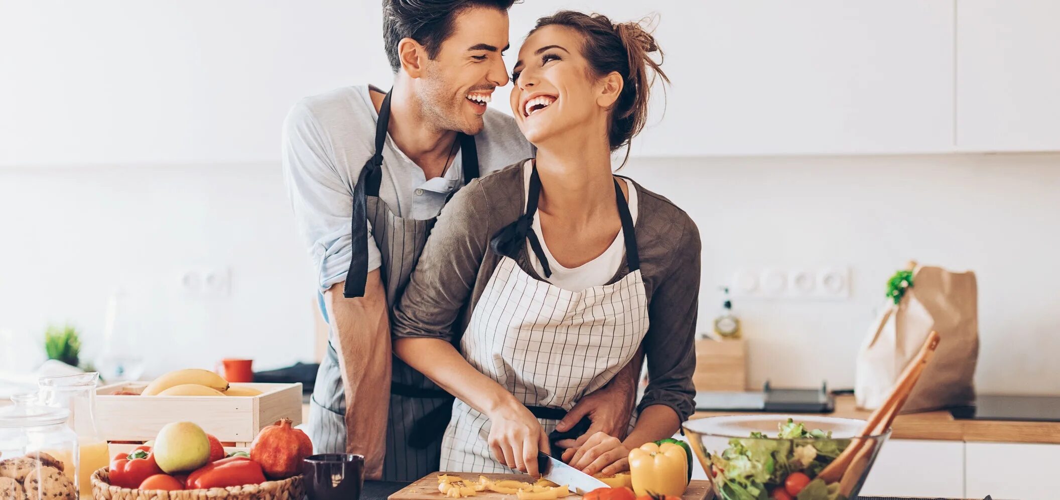 Совместное приготовление пищи. Счастливая пара на кухне. Муж и жена готовят. Пара готовит.